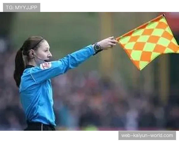 边裁职责：如何准确判断越位与协助主裁执行关键判罚